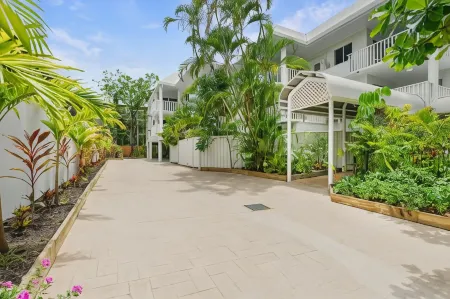 Port Douglas Outrigger Holiday Apartments Отели рядом с достопримечательностью «The Deep Retreat & Yoga Studio»