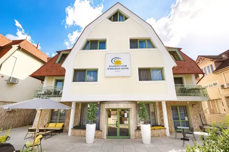 Holiday Club Apartman Hotel Отели рядом с достопримечательностью «Термальное озеро Хевиз»