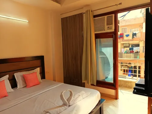 Sapphire Home Stay Near Nizamuddin Railway Station