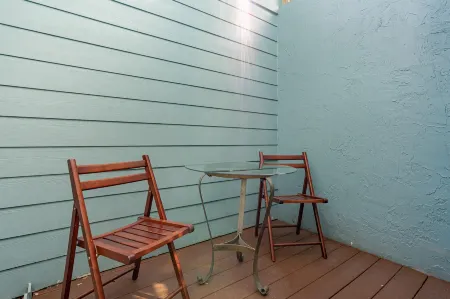 Inviting Seaside Haven with Private Garage & Full Kitchen Отели рядом с достопримечательностью «Sugar Mill Country Club»