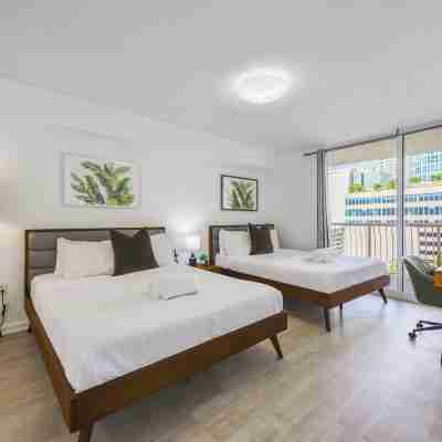 Miami Building - MetroMover Access - We Host Rooms