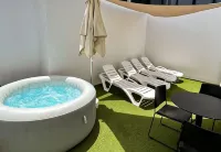 Atypicap Capsule Hostel - Bathtub