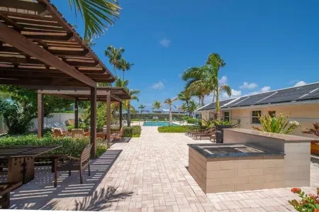 Seven Mile Beach, Cayman Grand 32, 2 bd/2bth condo w/pool at Island Pine Villas Отели рядом с достопримечательностью «Clock Tower»