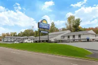 Days Inn & Suites by Wyndham Wisconsin Dells Hotel a 