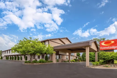Econo Lodge Traverse City South - parking