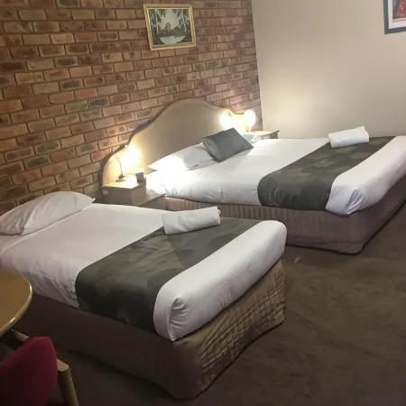 Pines Country Club Motor Inn
