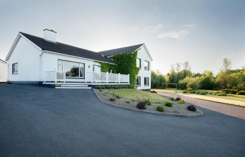 The Waterfront House Country Home - parking