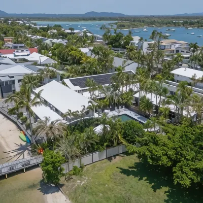 Caribbean Noosa Отели рядом с достопримечательностью «Торгово-развлекательный центр Noosa Junction»