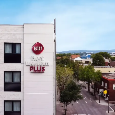 Best Western Plus City Centre/Centre-Ville Отели рядом с достопримечательностью «Спортивный комплекс «Видеотрон-Центр»»