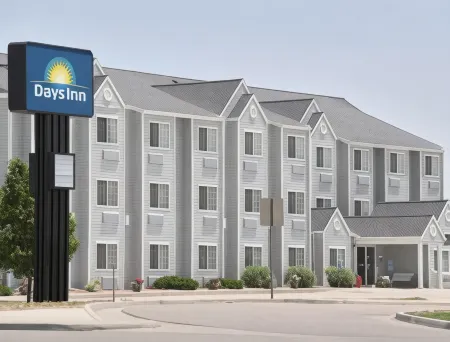 Days Inn and Suites by Wyndham Greeley Отели рядом с достопримечательностью «Библиотека Хай Плейнс Лайбрари Дистрикт Сентенниал Парк»