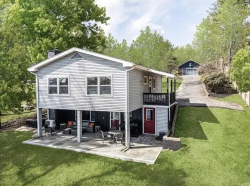 Serene Modern Lakefront Escape: Kayaks, Fishing, Firepit, Private Dock Hotel a Kinderhook