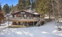 Cozy 3-bedroom cabin in fabulous Worley with AC, WiFi, and a game room.