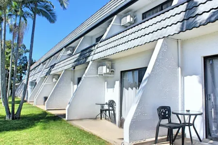 Aaron Motel Отели рядом с достопримечательностью «Heron Island Ferry Terminal»