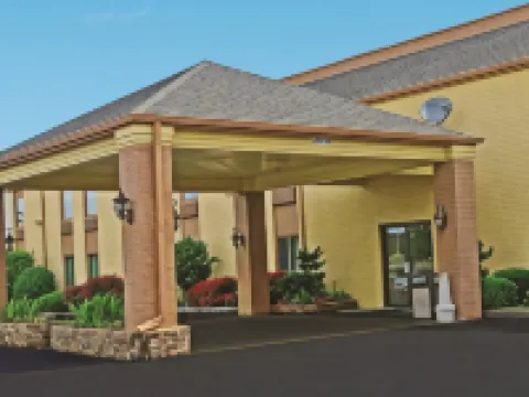 Days Inn & Suites by Wyndham Bloomington/Normal IL Hotels in Bloomington