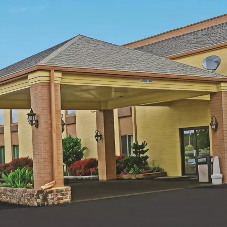 Days Inn & Suites by Wyndham Bloomington/Normal IL