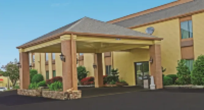 デイズ イン & スイーツ バイ ウィンダム ブルーミントン / ノーマル イリノイ ブルーミントンのホテル