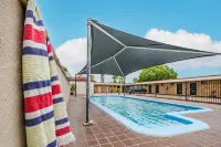 Burke & Wills Motor Inn - Pools