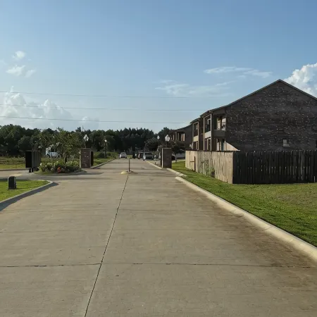 2027- 3-bedroom condo with comfort & amenities near Resturant’s & shopping.
