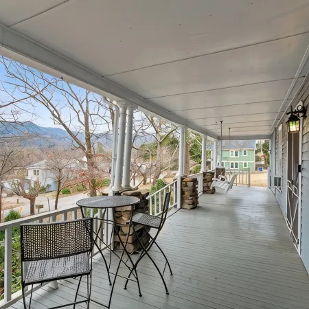 Suite 4, Quick Walk to Downtown Black Mountain