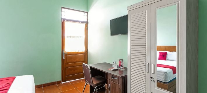 RedDoorz Near Puro Mangkunegaran Hotels in Kota Surakarta