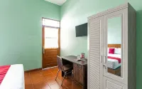 RedDoorz Near Puro Mangkunegaran - Pensions