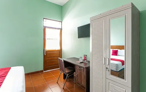 RedDoorz Near Puro Mangkunegaran