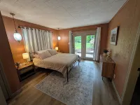 Charming 3-Bedroom Cottage with Lake Access Nearby, Dock, WiFi at Boone Lake - Homestays