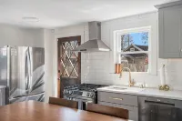 2Br Steps to Oakland Beach Near Airport