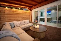 Roadrunner Retreat — Romantic Desert Villa · Private Hot Tub Lounge -  Ferienhäuser