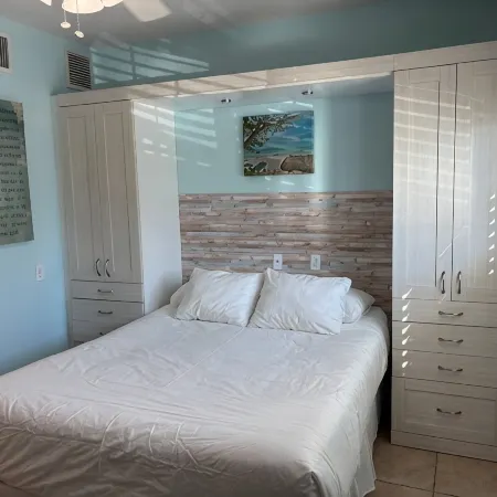 Shark Eye: Cozy 1Br Beach Condo, On Sand, Ocean View, Veranda!
