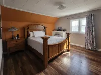 Charmer on 4th · 3Br/2BA · Downtown · Fire Pit · Fenced Yard · Enclosed Porch Hotels in Devils Lake