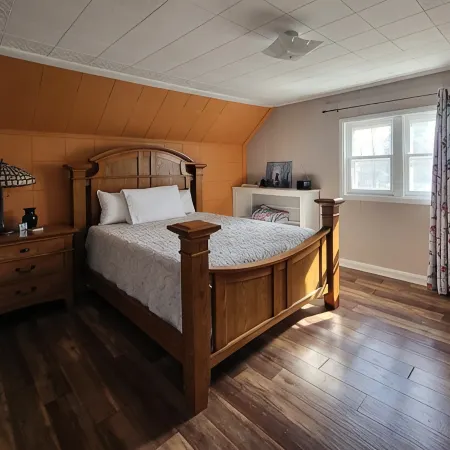 Charmer on 4th · 3Br/2BA · Downtown · Fire Pit · Fenced Yard · Enclosed Porch Hotels in Devils Lake