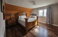 Charmer on 4th · 3Br/2BA · Downtown · Fire Pit · Fenced Yard · Enclosed Porch