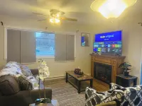 Luxurious 2 Bedroom with King and Queen bed and 1.5 Bathroom sleeps 6.