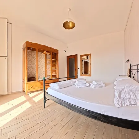 Villa Arianna – Panorama Suite, Lake Garda view apartment with pool