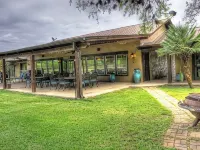 6-bedroom Lodge on 12 acres in Concan, Texas.  Swimming pool & hot tub. Hotels in Concan