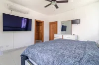 Lujo en El Centro de Bonao Piscina Privada King Bed Hotels in 
