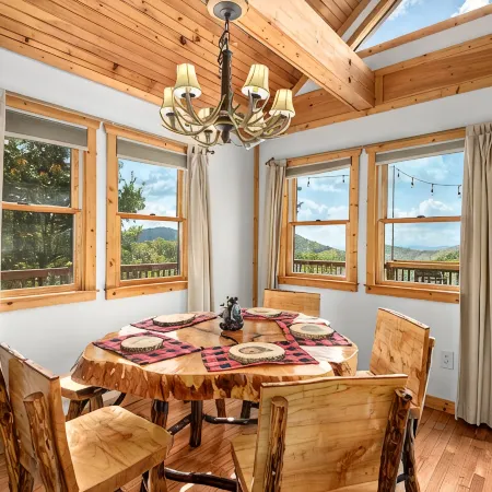 Black Bear Cabin w Majestic Views