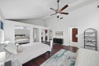 Large Lakefront Retreat – Sleeps 17+