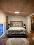 Supercool 2-Bedroom Modern Rustic Loft in Downtown Eatonton, Near Lake Oconee