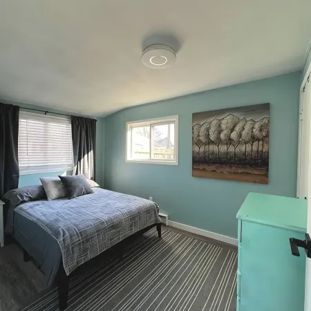 Little Blue on Second St! Cozy & close to the beach, pub, bar, and downtown!