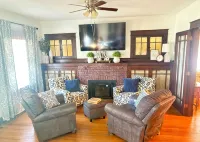 Blissful Bungalow on National Historic St in New Albany, 1 mile from Ohio River - Homestays
