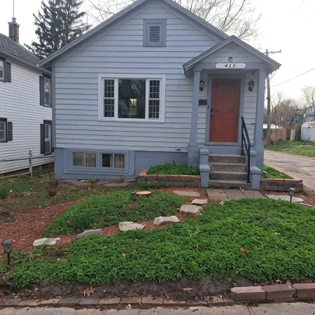 Charming 2-bedroom cottage with WiFi, AC in enjoyable Fort Madison