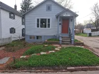 Charming 2-bedroom cottage with WiFi, AC in enjoyable Fort Madison - 무료 와이파이