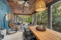 Mellow Manatee Cottage - on canal with boat house - Kayaks, Manatees, Private - Boutique
