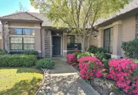 Charming 3-bedroom bungalow with WiFi and AC in delightful Folsom