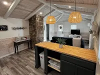 River Rock Cabin - Near Spring River and Main St Hotels in Mammoth Spring