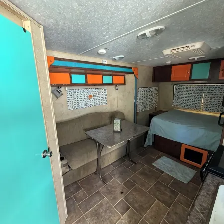 Tiny travel trailer with enough room to relax after hitting the nearby springs. Отели в г. Дикси