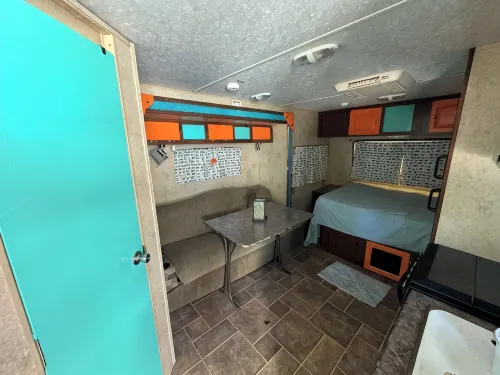 Tiny travel trailer with enough room to relax after hitting the nearby springs. - Homestays