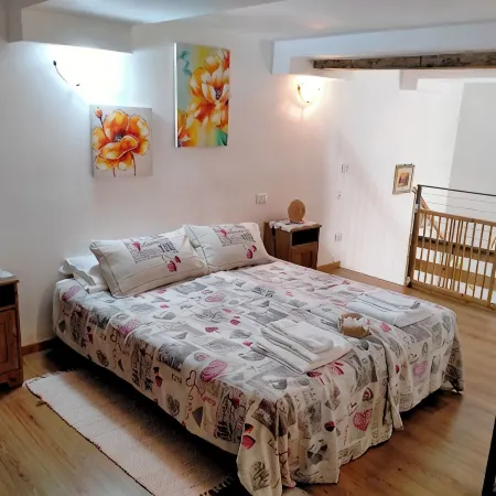 FeWo Luino Loft: Historic Charm, 100m to Lake & Swiss Gateway.